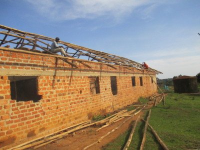 Putting on the roof at Nakasoga Prmary school